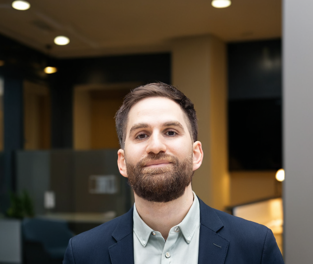 Martin C., VD och grundare av Enkelwebb, med professionell klädsel och ett självsäkert uttryck i en modern kontorsmiljö.