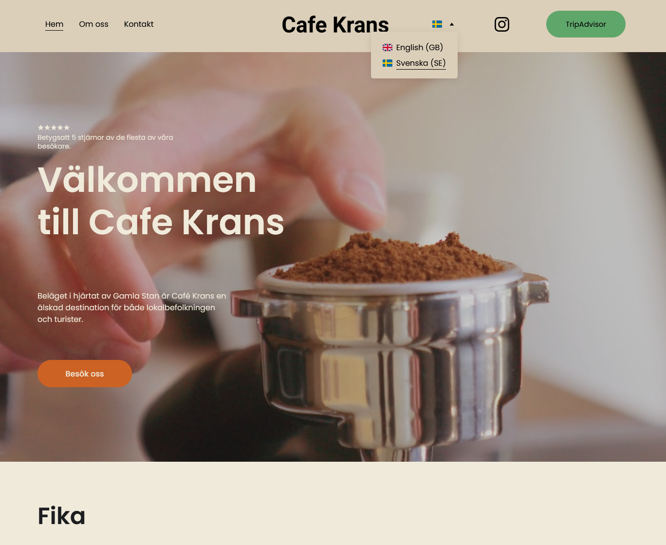 Hand som häller kaffepulver i en portafilter, med texten "Välkommen till Cafe Krans" och flervalsalternativ för språkval på en caféwebbplats.