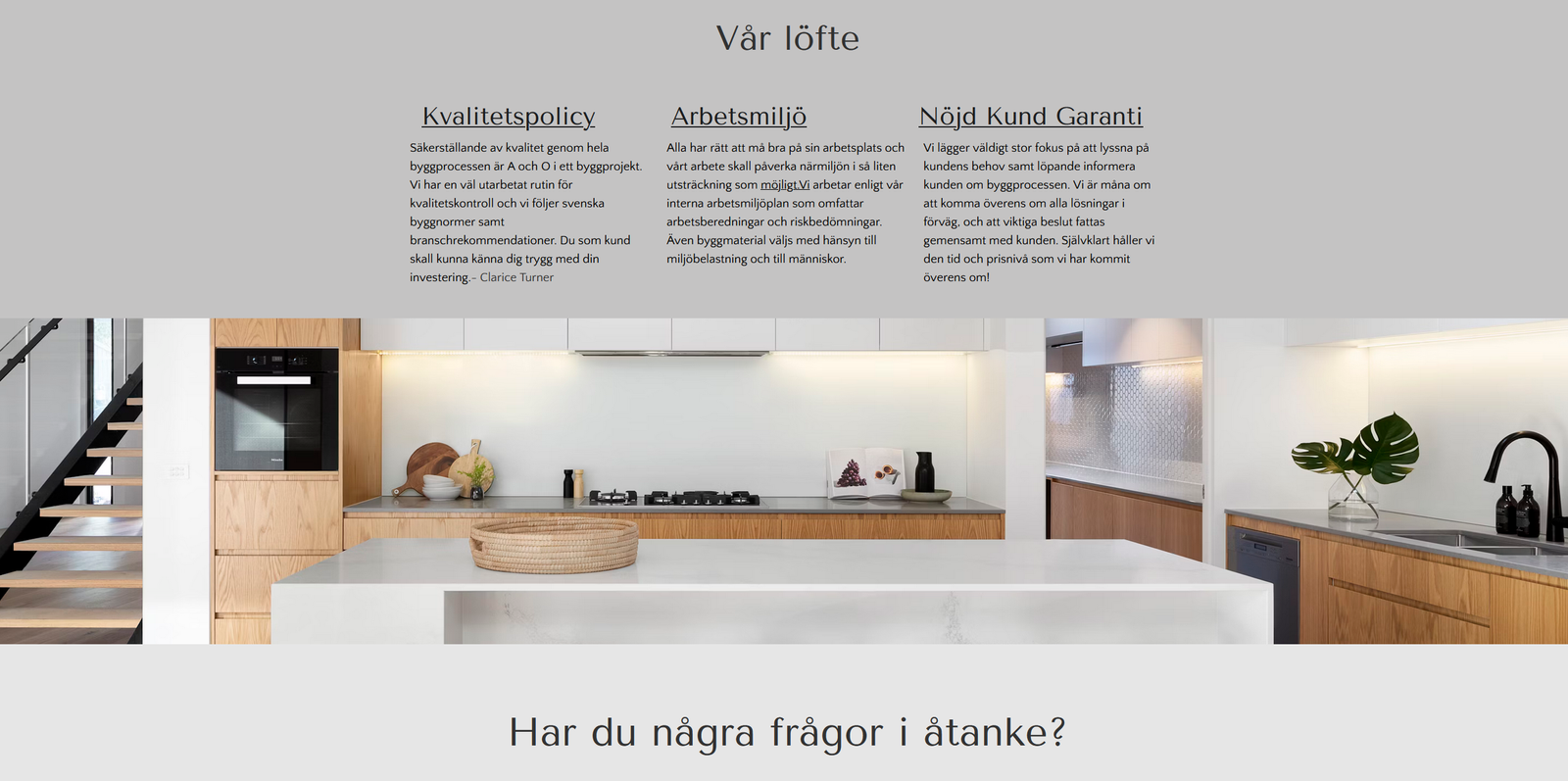 Kök med modern design, träelement och vitvaror, illustrerar HMD Service AB:s bygg- och renoveringstjänster.