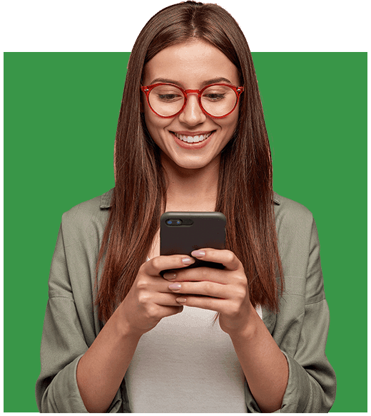 Kvinna med glas&ouml;gon som ler och anv&auml;nder en smartphone, symboliserar n&ouml;jd kundinteraktion och digital kommunikation f&ouml;r webdesigntj&auml;nster.
